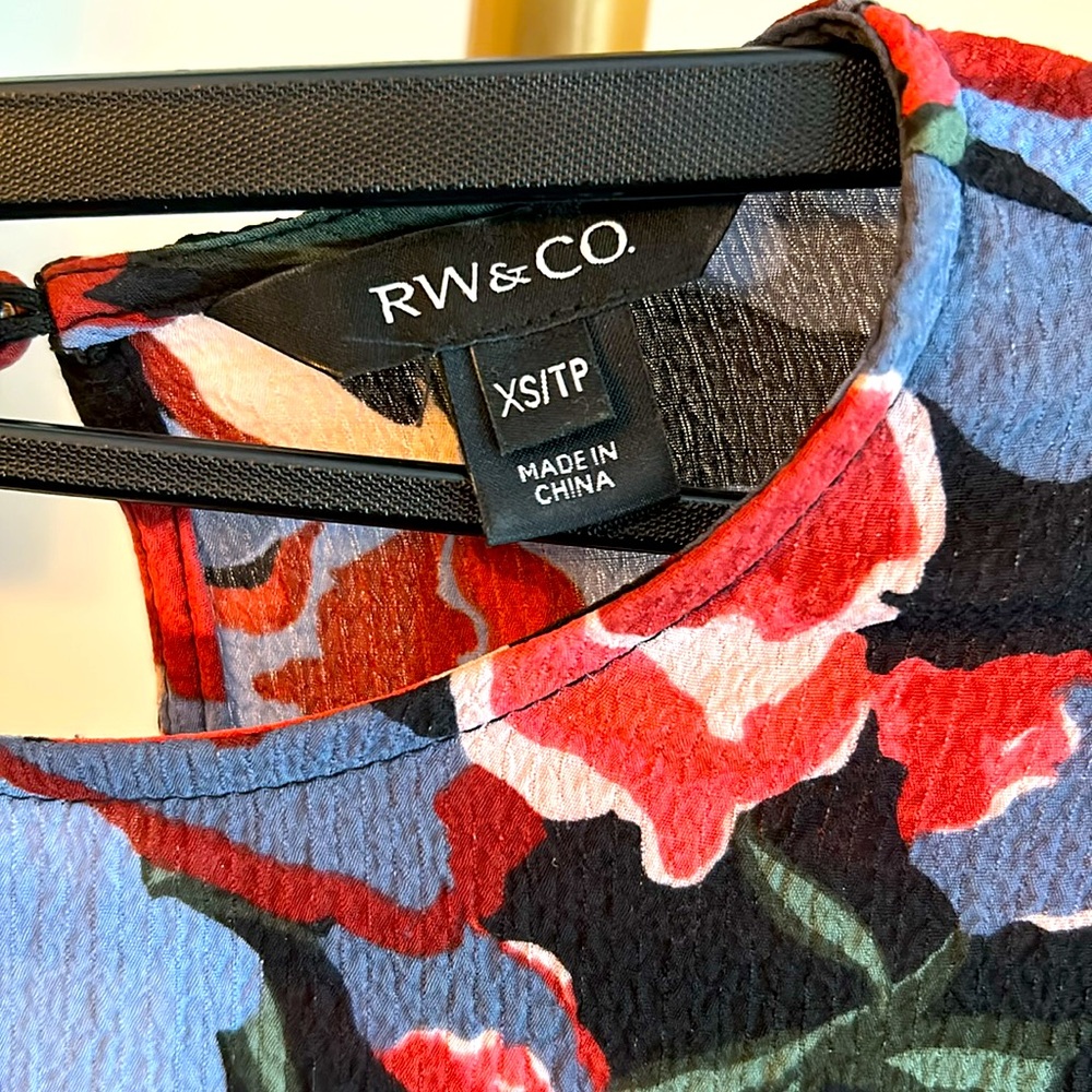 RW&CO Flower print crepe blouse - Picture 8 of 8